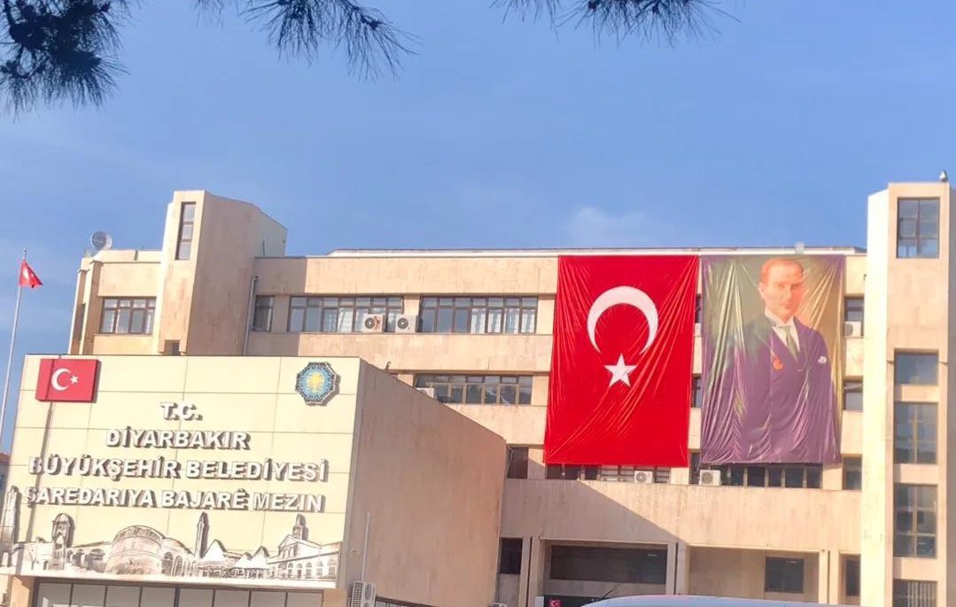 Diyarbakır Büyükşehir Belediyesi, 23 Nisan Çocuk bayramı nedeniyle belediye binasına dev Türk bayrağı ve Atatürk posteri astırdı