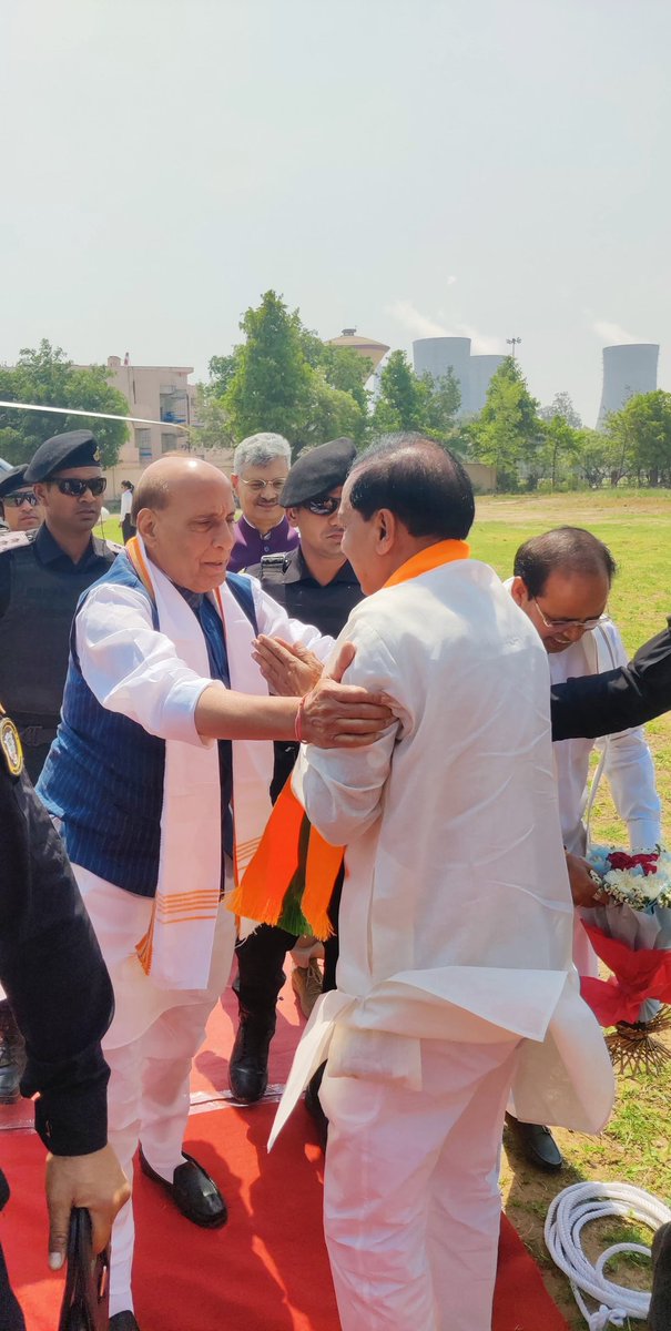 आदरणीय रक्षा मंत्री श्री <a href="/rajnathsingh/">Rajnath Singh</a> जी के गौतमबुद्ध नगर आगमन पर हार्दिक स्वागत एवं अभिनंदन।