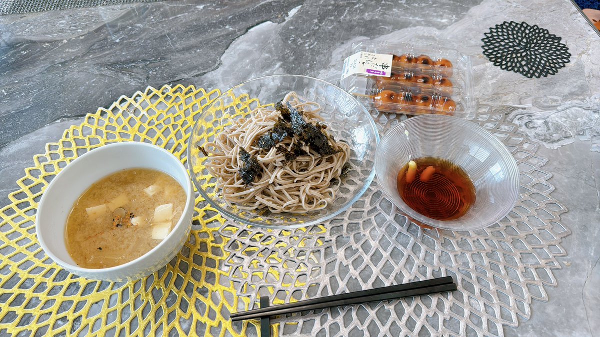 蕎麦と味噌汁のランチ
みたらし団子🍡好きです😊

#料理男子
#独身貴族
#男子ごはん
#おうちごはん
#自炊
#instafood
#foodporn
#クッキングラム