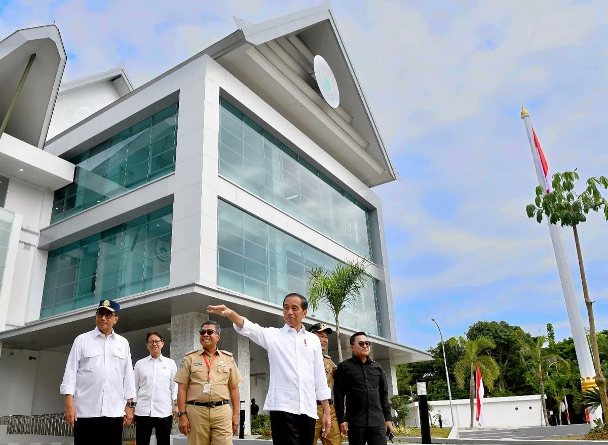 jokowi's tweet photo. Kantor Gubernur Sulawesi Barat yang rusak berat saat gempa 6,2 Mw melanda pesisir barat Pulau Sulawesi tahun 2021, telah diperbaiki. Pemerintah melalui Kementerian Pekerjaan Umum dan Perumahan Rakyat (PUPR) mulai rehabilitasi dan rekonstruksi kantor tersebut pada 30 Agustus 2022 dan selesai pada 2 Desember 2023. 

***
Foto: Rusman - Biro Pers Sekretariat Presiden
Lokasi: Kantor Gubernur Sulawesi Barat. Selasa, 23 April 2024.