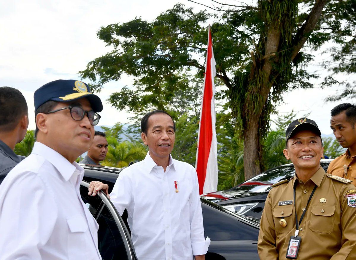 jokowi's tweet photo. Kantor Gubernur Sulawesi Barat yang rusak berat saat gempa 6,2 Mw melanda pesisir barat Pulau Sulawesi tahun 2021, telah diperbaiki. Pemerintah melalui Kementerian Pekerjaan Umum dan Perumahan Rakyat (PUPR) mulai rehabilitasi dan rekonstruksi kantor tersebut pada 30 Agustus 2022 dan selesai pada 2 Desember 2023. 

***
Foto: Rusman - Biro Pers Sekretariat Presiden
Lokasi: Kantor Gubernur Sulawesi Barat. Selasa, 23 April 2024.