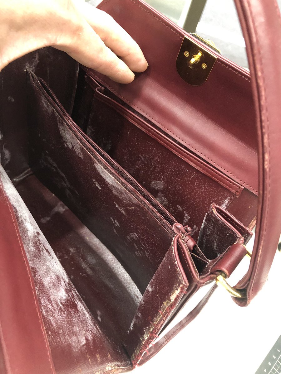 Workshop_SOLE's tweet photo. 修理に追われて、久しぶりの投稿です。
劣化したバッグ解体で内張交換💦
さあー大変な作業だあー
日数かかりますが、お見積もりご相談下さい。
▼写真で簡単☆修理見積もり
https://t.co/re53K93kPz
遠方のお客様へは宅配修理承ってます👨🔧
#鞄修理 #workshopsole https://t.co/5CPHTpibmi