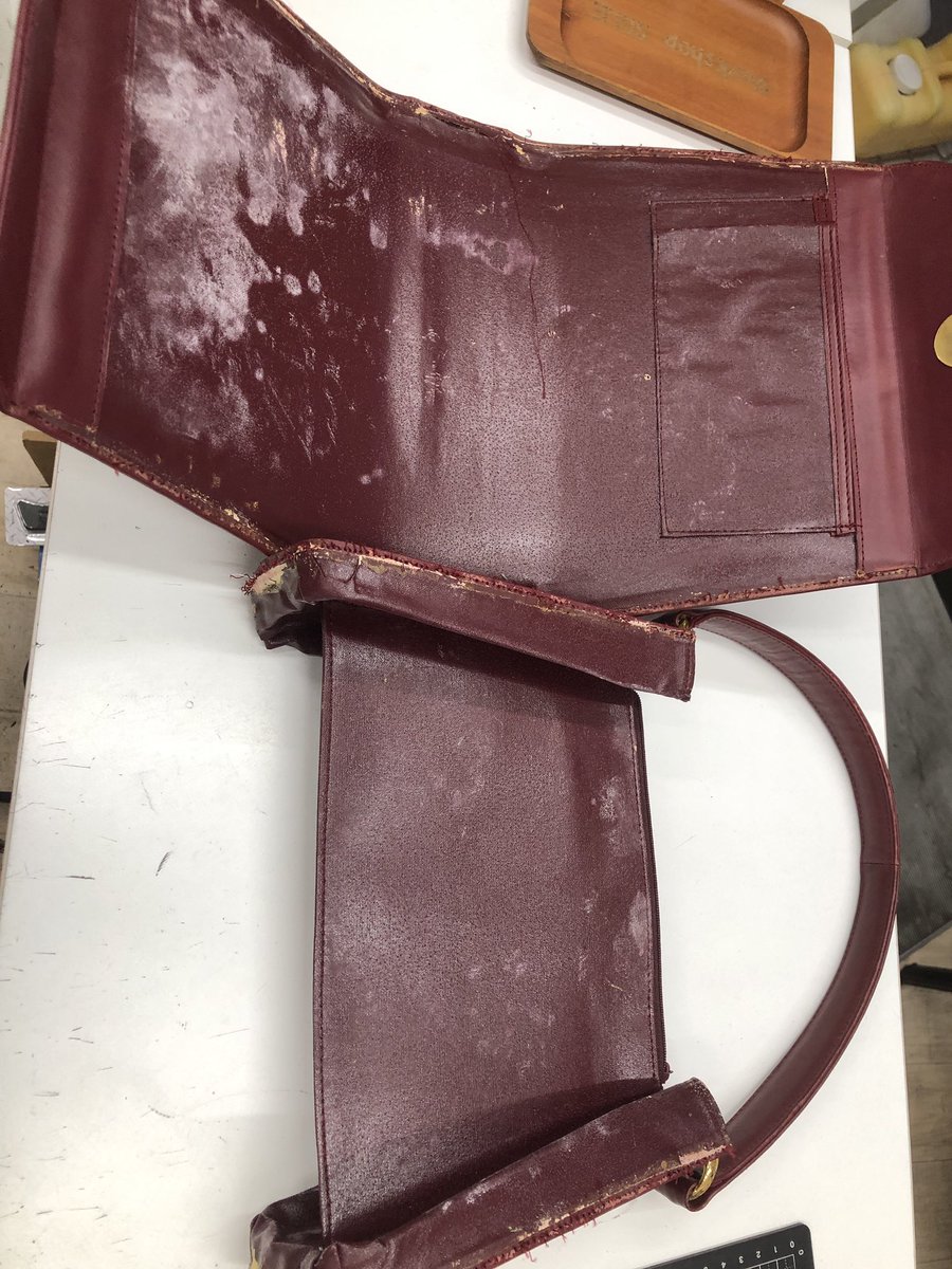 Workshop_SOLE's tweet photo. 修理に追われて、久しぶりの投稿です。
劣化したバッグ解体で内張交換💦
さあー大変な作業だあー
日数かかりますが、お見積もりご相談下さい。
▼写真で簡単☆修理見積もり
https://t.co/re53K93kPz
遠方のお客様へは宅配修理承ってます👨🔧
#鞄修理 #workshopsole https://t.co/5CPHTpibmi