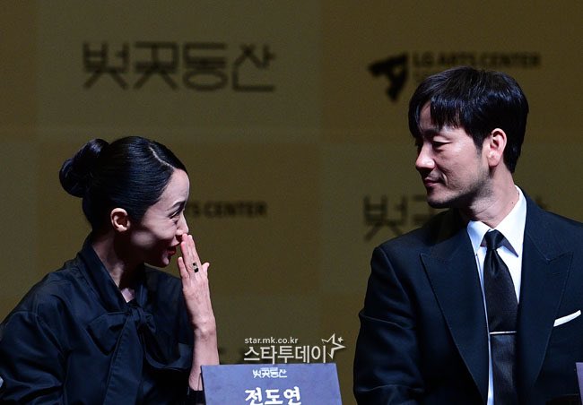 Actors #JeonDoYeon and #ParkHaeSoo during the production briefing for the play 'Cherry Blossom Garden' held at the LG Arts Center in Magok-dong, Seoul today. 

#전도연 #박해수