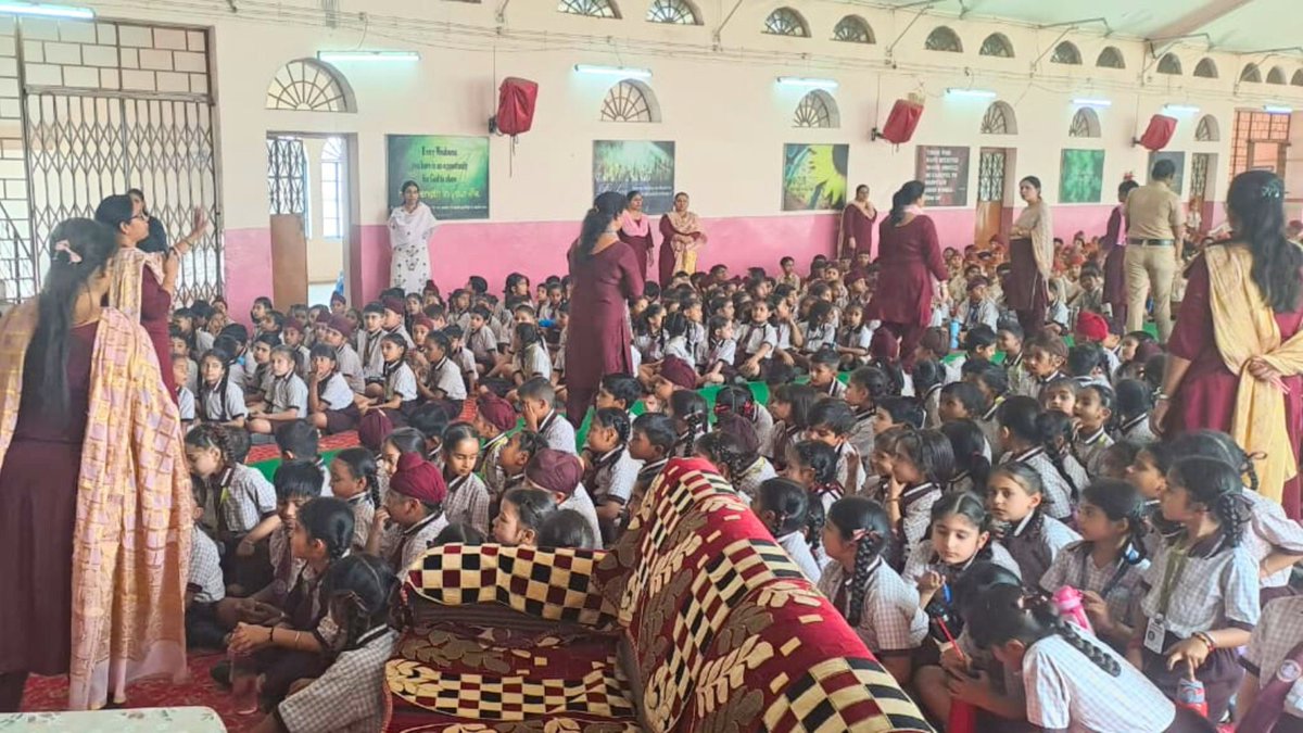 #ShaktiHelpDesk of Commissionerate Police Ludhiana conducted an awareness seminar at Sacred Heart Convent Public School, Ludhiana, to educate children about domestic violence, good touch & bad touch, and #Helpline numbers 112 & 1098. #SaanjhShakti
