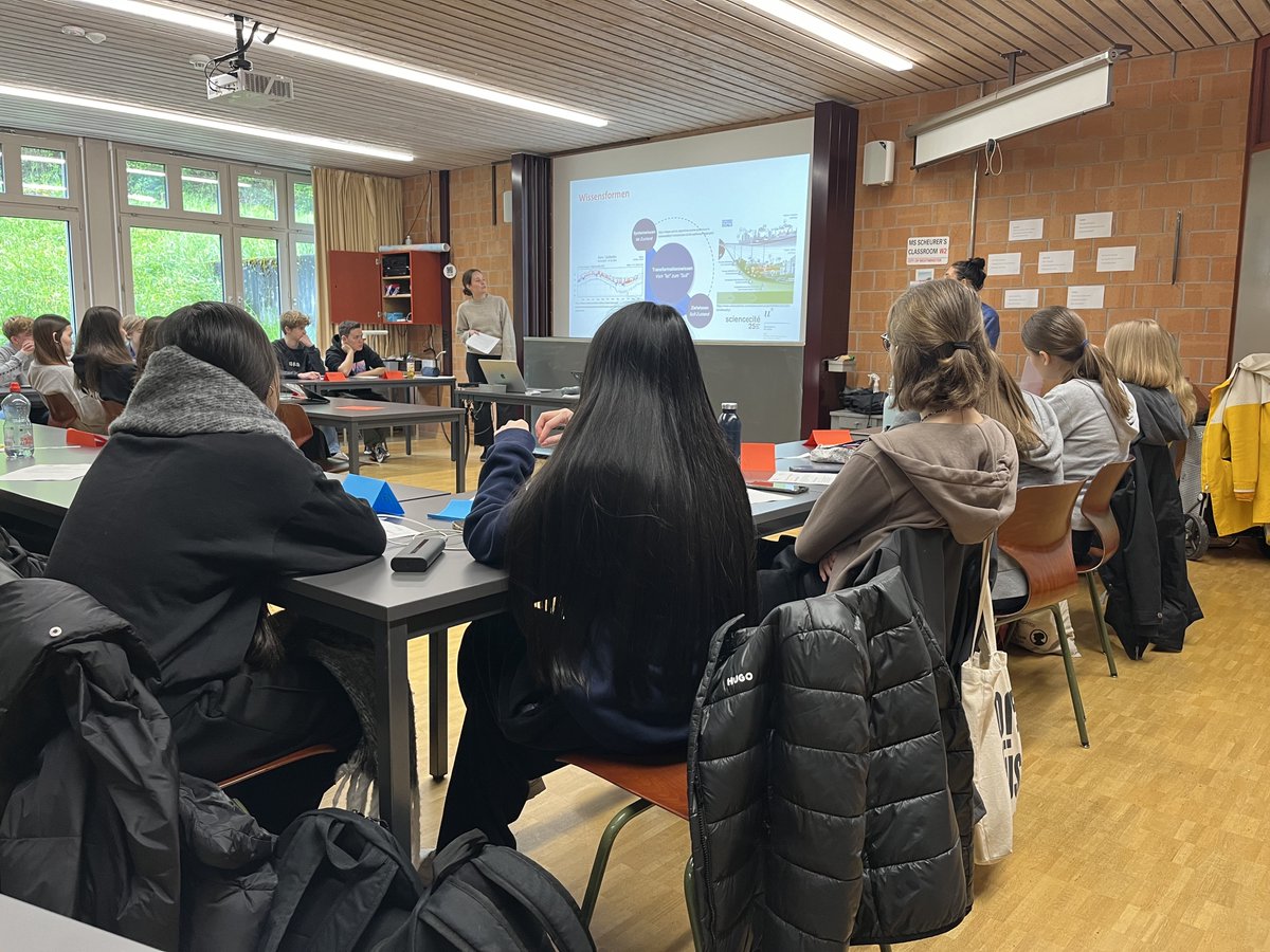 Gestern startete die GameChanger Projektwoche mit dem @CDEunibe in Bern. Schülerinnen und Schüler des Gymnasiums Lerbermatt setzen sich eine Woche lang spielerisch mit dem Klimawandel und der Schweizer Klimapolitik auseinander.🌏 bit.ly/3XD9gfQ #Nachhaltigkeit #dialog…