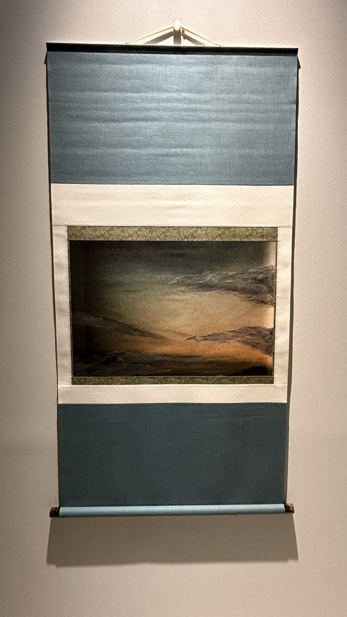 artilljp's tweet photo. 写真家・四方花林と掛軸アーティスト・上野亮による展覧会『Voices of the Lake』

グランフロント大阪北館6F FIDIA the worksにて開催中です☺
時間を忘れて引き込まれる美しい風景の数々、是非ご高覧下さい。

作品や展示に関するお問い合わせはDMへ https://t.co/KJfrKlMesb