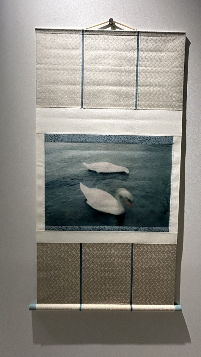 artilljp's tweet photo. 写真家・四方花林と掛軸アーティスト・上野亮による展覧会『Voices of the Lake』

グランフロント大阪北館6F FIDIA the worksにて開催中です☺
時間を忘れて引き込まれる美しい風景の数々、是非ご高覧下さい。

作品や展示に関するお問い合わせはDMへ https://t.co/KJfrKlMesb