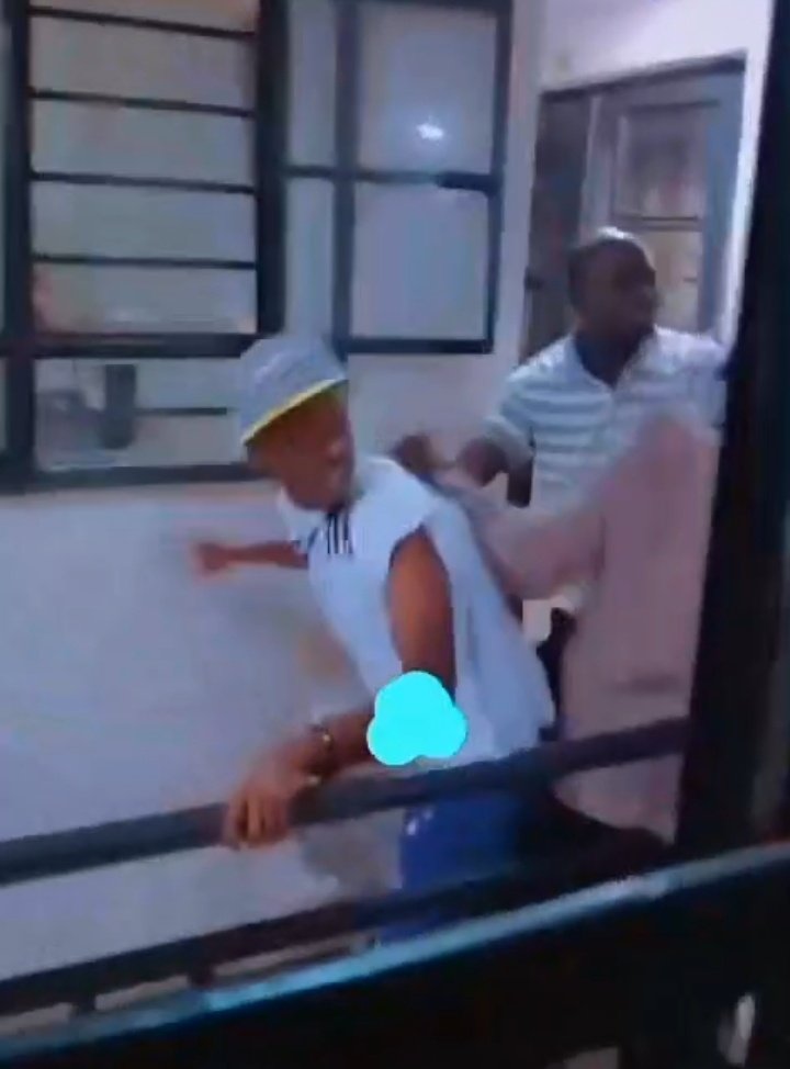 Iam_denie's tweet photo. Mkiambiwa achaneni na Mademu za watu mnaona watu wana waonea Wivu , dogo kakutwa kwa demu wa li father ana muuliza nani anapipa kodi apa , dogo hii hawezi sahau maisha yake🤣

Video kwa comment 👇🏽 https://t.co/6hD7IH8wqN