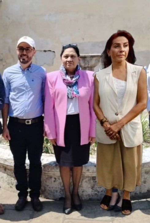 No solo Juan Manuel quería salir en la fotografía con la señora Fiscal General —también la ShuteMatute quería. Semilleros 0tes. 😆