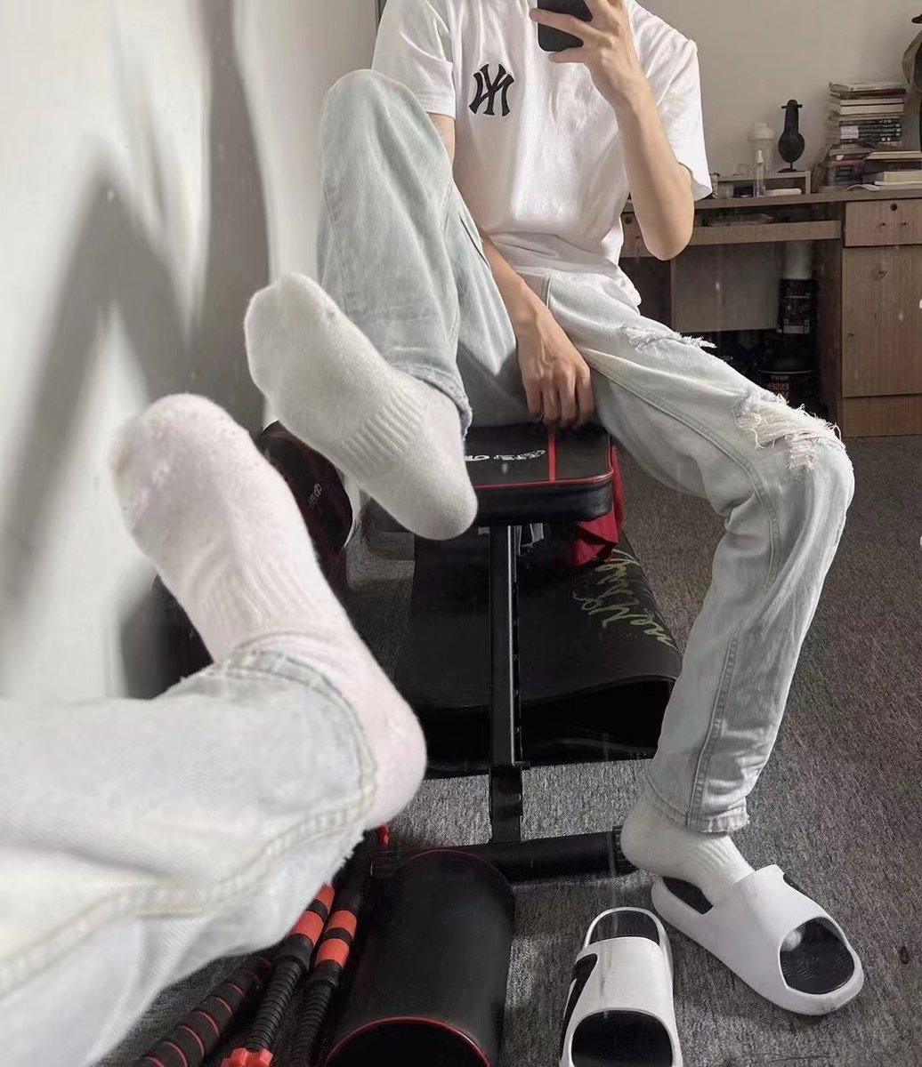JNan996's tweet photo. 白袜臭脚踩在你的狗头上，你一定很爽吧。 https://t.co/9fIT98NyEI