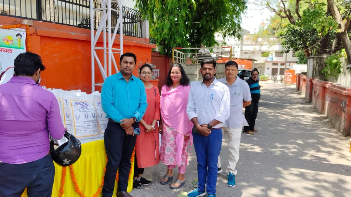 Nccf_India's tweet photo. Mr. Anand Kumar Singh IAS, MD of PCDF, inaugurated the distribution and sale of Bharat Brand products, including Bharat Rice, Bharat Atta, and Bharat Dal, at Parag retail outlets in Lucknow.
📍UPPCDF, 29 Park Road, Lucknow
#Lucknow #RetailOutlet #BharatBrand #BharatAtta #nccf https://t.co/IyAsQaDexk