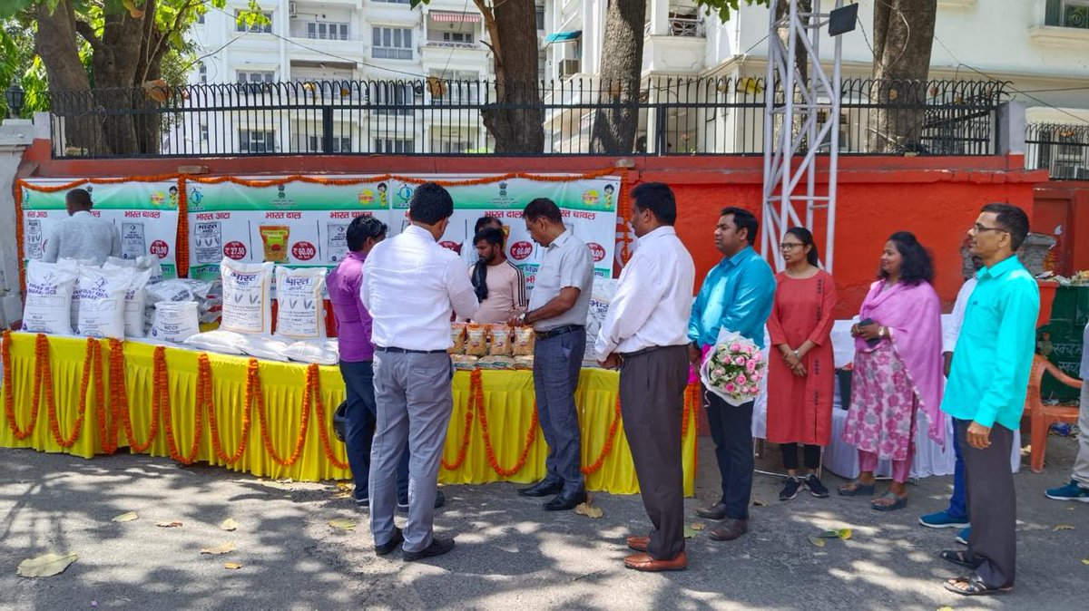 Nccf_India's tweet photo. Mr. Anand Kumar Singh IAS, MD of PCDF, inaugurated the distribution and sale of Bharat Brand products, including Bharat Rice, Bharat Atta, and Bharat Dal, at Parag retail outlets in Lucknow.
📍UPPCDF, 29 Park Road, Lucknow
#Lucknow #RetailOutlet #BharatBrand #BharatAtta #nccf https://t.co/IyAsQaDexk
