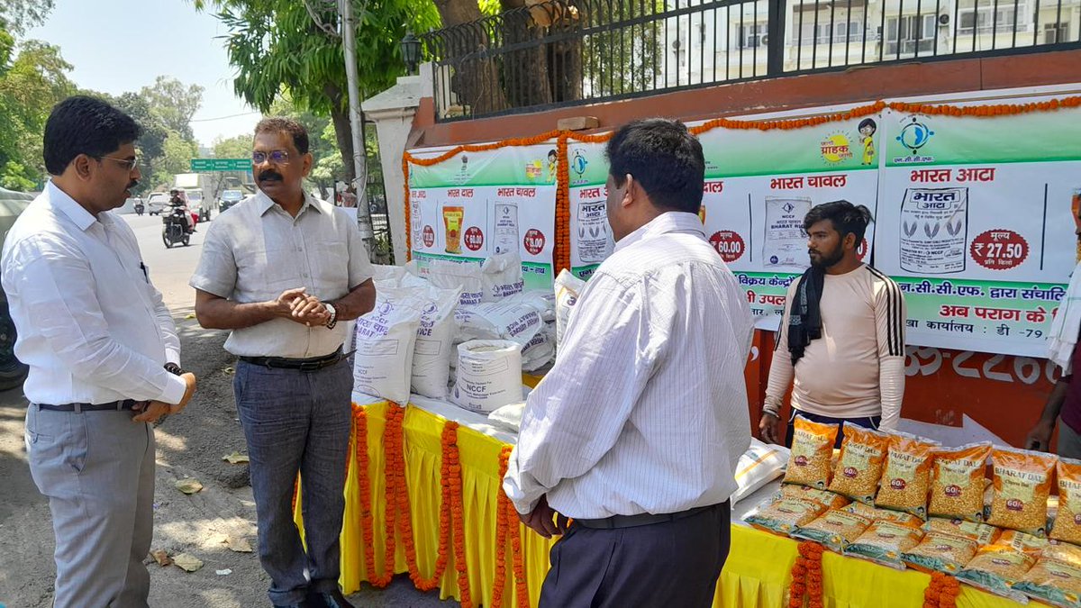 Nccf_India's tweet photo. Mr. Anand Kumar Singh IAS, MD of PCDF, inaugurated the distribution and sale of Bharat Brand products, including Bharat Rice, Bharat Atta, and Bharat Dal, at Parag retail outlets in Lucknow.
📍UPPCDF, 29 Park Road, Lucknow
#Lucknow #RetailOutlet #BharatBrand #BharatAtta #nccf https://t.co/IyAsQaDexk
