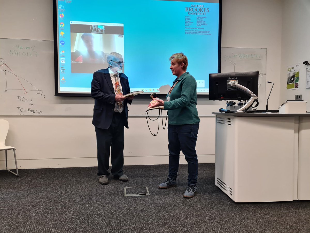Finally presenting Professor David Chivers with Gibbons in the Anthropocene book for which he wrote the foreword. Co-edited by @DrSusanCheyne @h_chatterjee @gibbonresearch & Prof Fan Peng-fei. David presented the David Chivers prize for @PrimConsOBU student from 2022-23 cohort.