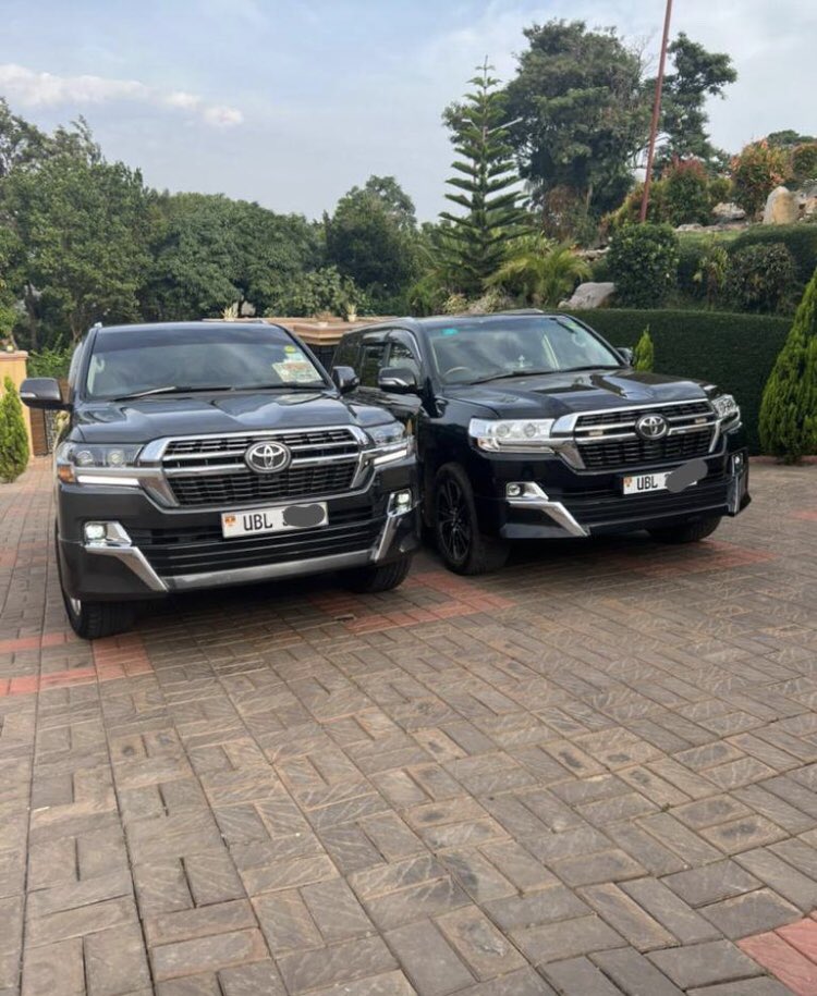 Hey Fam, let me be your 1st priority when it comes to car hire service providers, Bridals and executive journeys DM or call 0702403722 for bookings