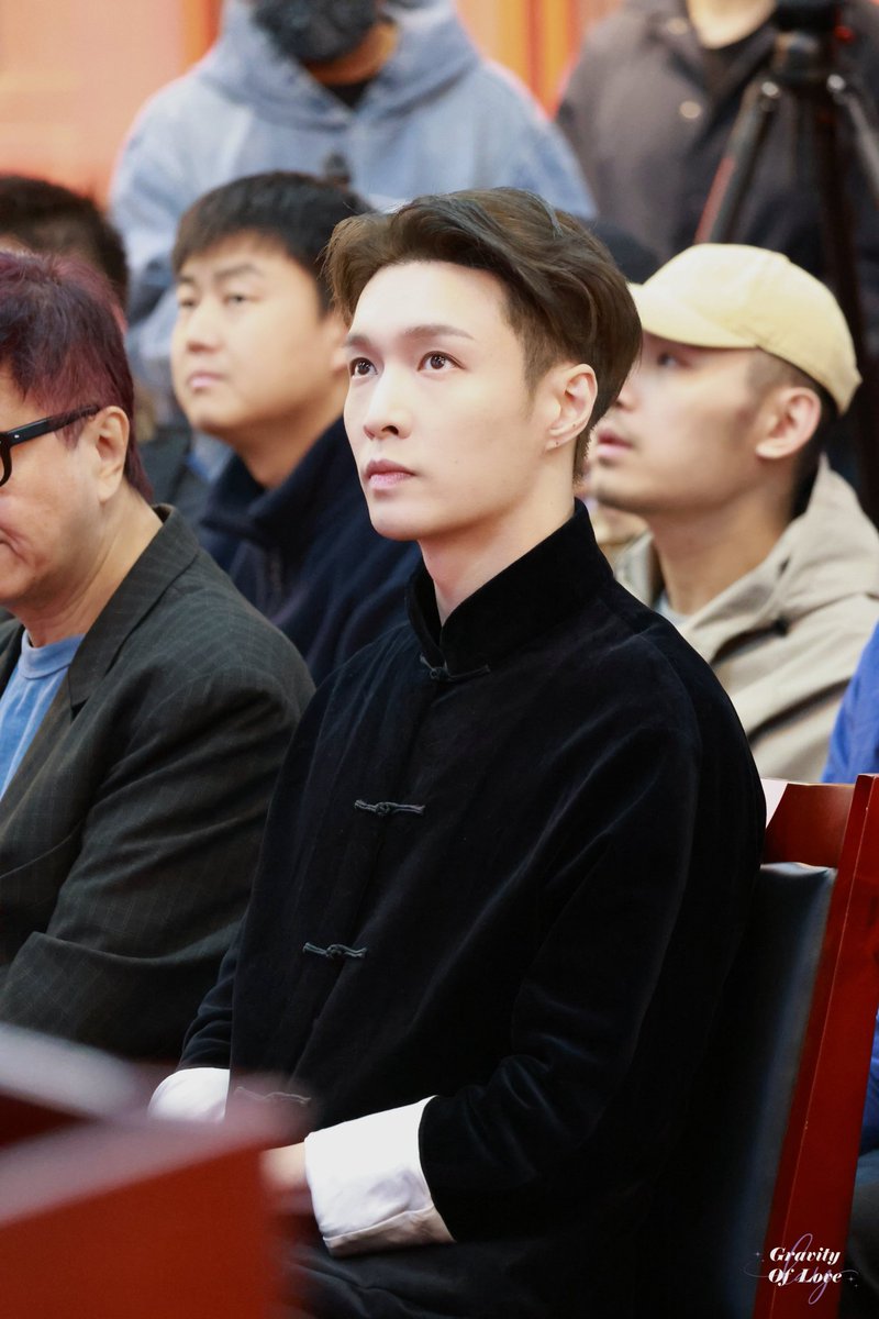 LetsLovL_1485's tweet photo. الان دوباره موهات رنگ کردی؟
اگه موهات خراب شه من میدونم تو @layzhang https://t.co/Wz1n3wFgb7