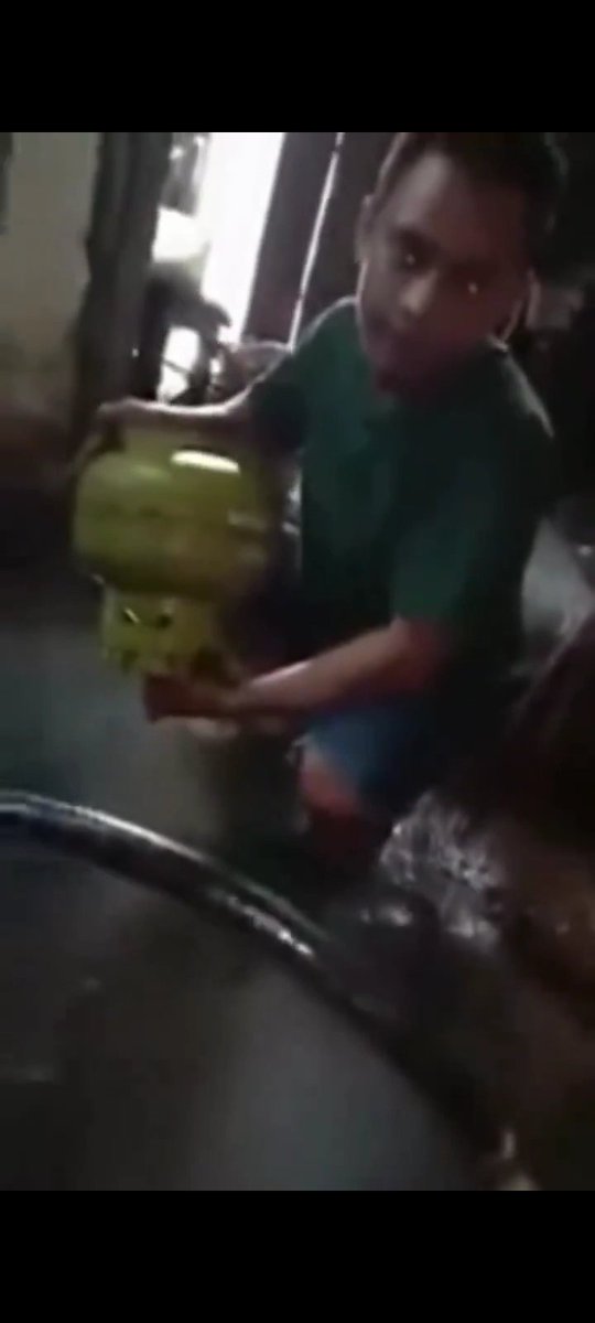 ✨Sok tau!! 2pemuda mengeluarkan isi gas dan bilang kalo ia kena tipu karena gas nya berisi air,, 

10 detik kemudian rumahnya langsung habis teebakar😭😭