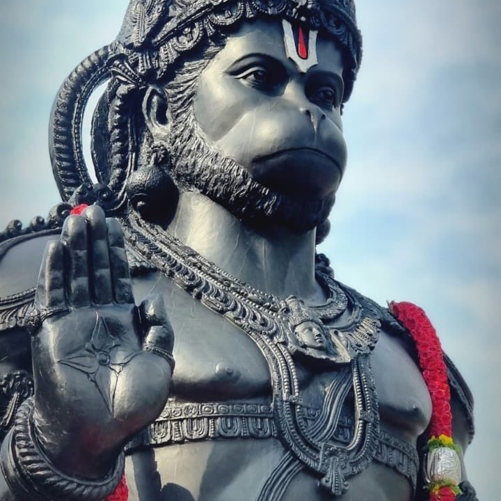 अयोध्या में श्री राम लला की सुंदर प्रतिमा बनाने वाले अरुण योगिराज ने फीट की मोनोलिथिक स्टोन से बनी बजरंगबली की प्रतिमा के साथ तस्वीर साझा की।
#arunyogiraj #hanuman #bharatsamvad