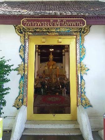 อยากบอกว่าถ้าได้ไหว้พระพุทธชินราชแล้ว ในวัดพระศรีรัตนมหาธาตุยังมีวิหารพระเจ้าเข้านิพพานอยู่ บอกเลยศักดิ์สิทธิ์ไม่แพ้กัน ขอแค่เรื่องเดียวชัด ๆ พอ