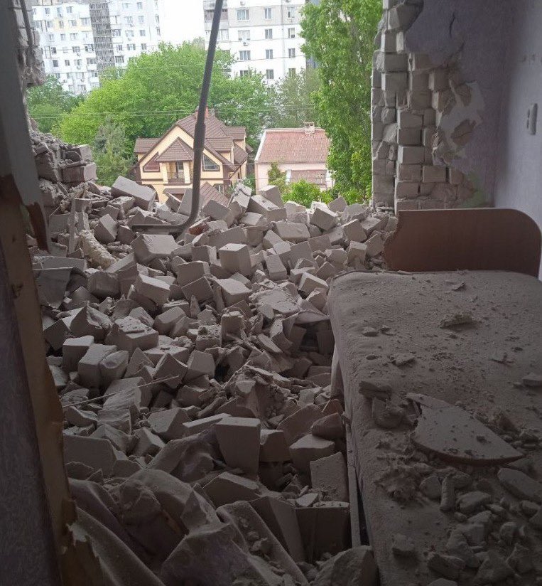 #Kherson On April 22, Russia 🔴 shelled 17 villages and the city of Kherson 🔴 8 high-rise buildings, 26 private houses damaged 🔴 an educational institution, a kindergarten, a cultural institution, a critical infrastructure facility, a gas pipeline hit 💔2 killed, 6 injured