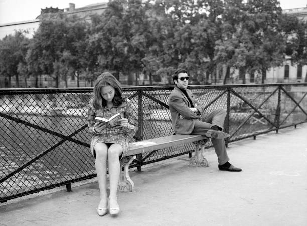 Girl reading on the bridge of Arts (Paris, 1966) by Roger Viollet
#readingissexy