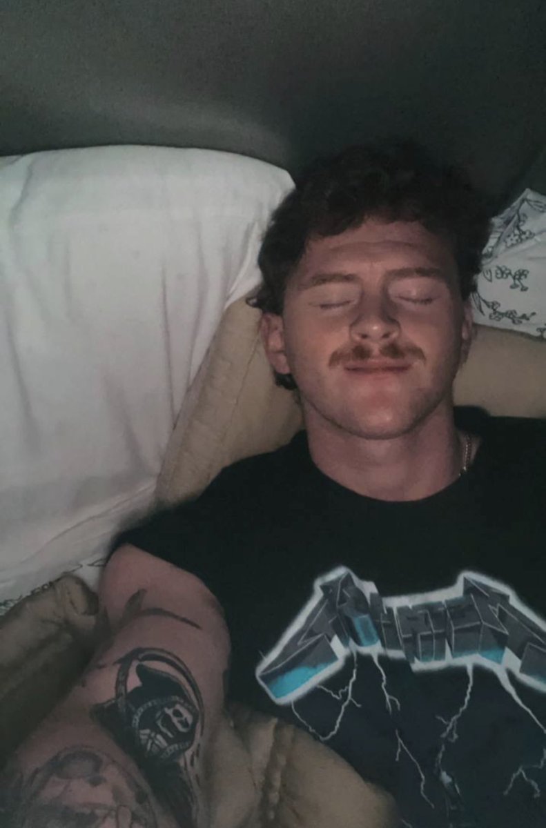 finx_xxx's tweet photo. Let’s go to bed, need a pillow? https://t.co/CFtaT0OGqR