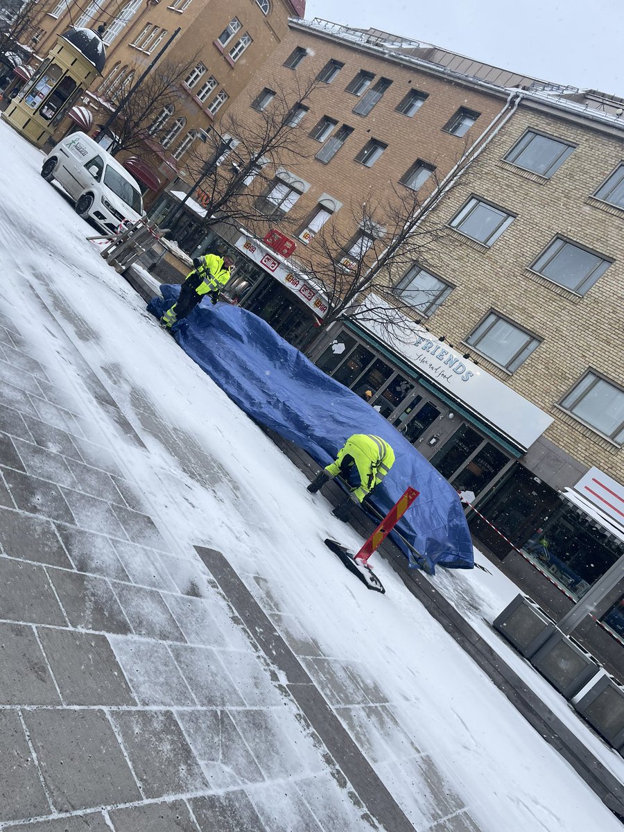 edling73's tweet photo. Bygga uteservering i snöfall känns mindre mysigt men snart sitter vi där 🥰 https://t.co/dibO9DDQH0