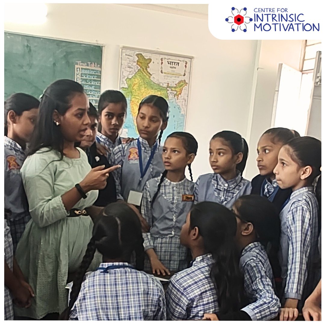 CentreforIM's tweet image. Celebrating #EnglishLanguageDay! Ms. Himani, an English teacher used cardboard microphones to boost student confidence in public speaking. With support from TDC and CIM, she creates an inclusive space where every voice matters. Let's embrace multilingualism! #MultilingualLearning