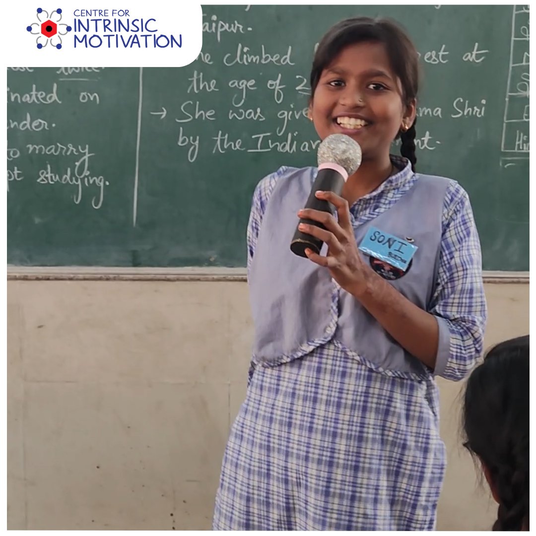CentreforIM's tweet image. Celebrating #EnglishLanguageDay! Ms. Himani, an English teacher used cardboard microphones to boost student confidence in public speaking. With support from TDC and CIM, she creates an inclusive space where every voice matters. Let's embrace multilingualism! #MultilingualLearning