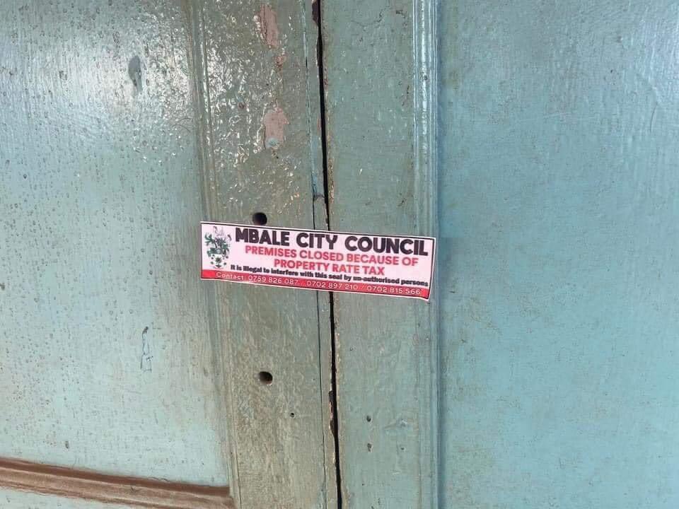 On #Mbalesays Traders in Mbale City have raised an alarm over the manner in which the City council sealed off their premises due to Property Rate Taxe. How best would Mbale City Council handle the matter? 📲 0757 800 500