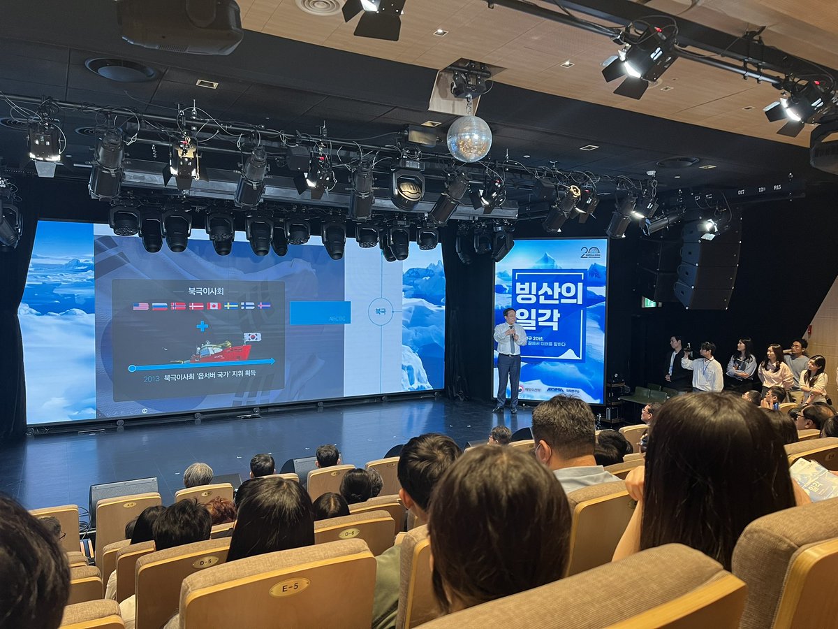 Minister @mofkorea delivers keynote speech to approx. 150 young people in Seoul city center. Minister Kang, oceanographer by training and has conducted multiple dives in Antarctica, strongly encouraged the audience to consider the Arctic and Antarctic for their future careers.