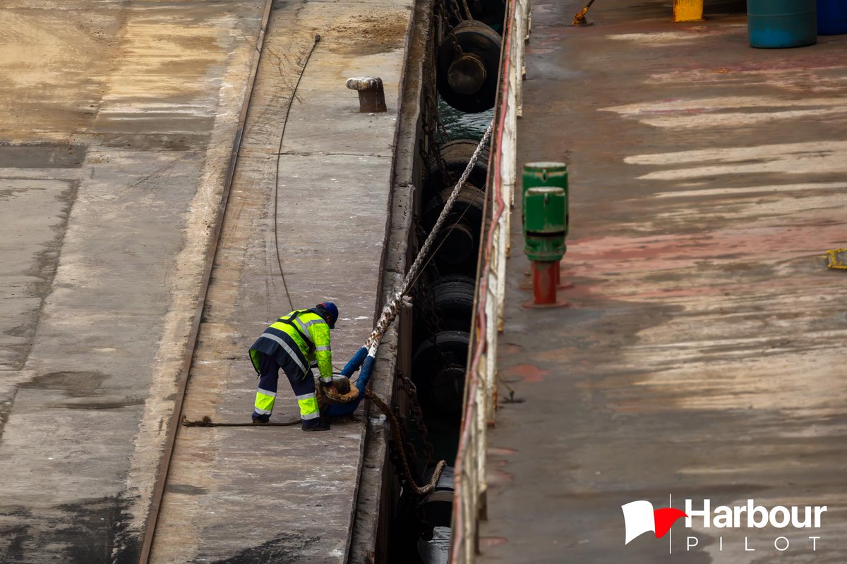 Mooring man working Alcanar/Cemex port. 
harbourpilot.es/wp-content/upl…
#mooring #port #seafarer