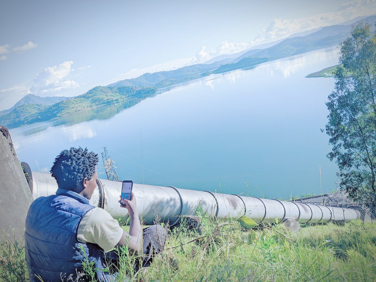 Feeling the world around me, I have been searching to find my place setutuu I thought that I'm comfortable with this beauty 😍 but I want swim and kayaking Kuki bavuga ngo u 'Rwanda rwibiyaga bigari' @visitrwanda_now @RwandaisOpen @mugabojulius1 @SolNishimwe @MeetInRwanda