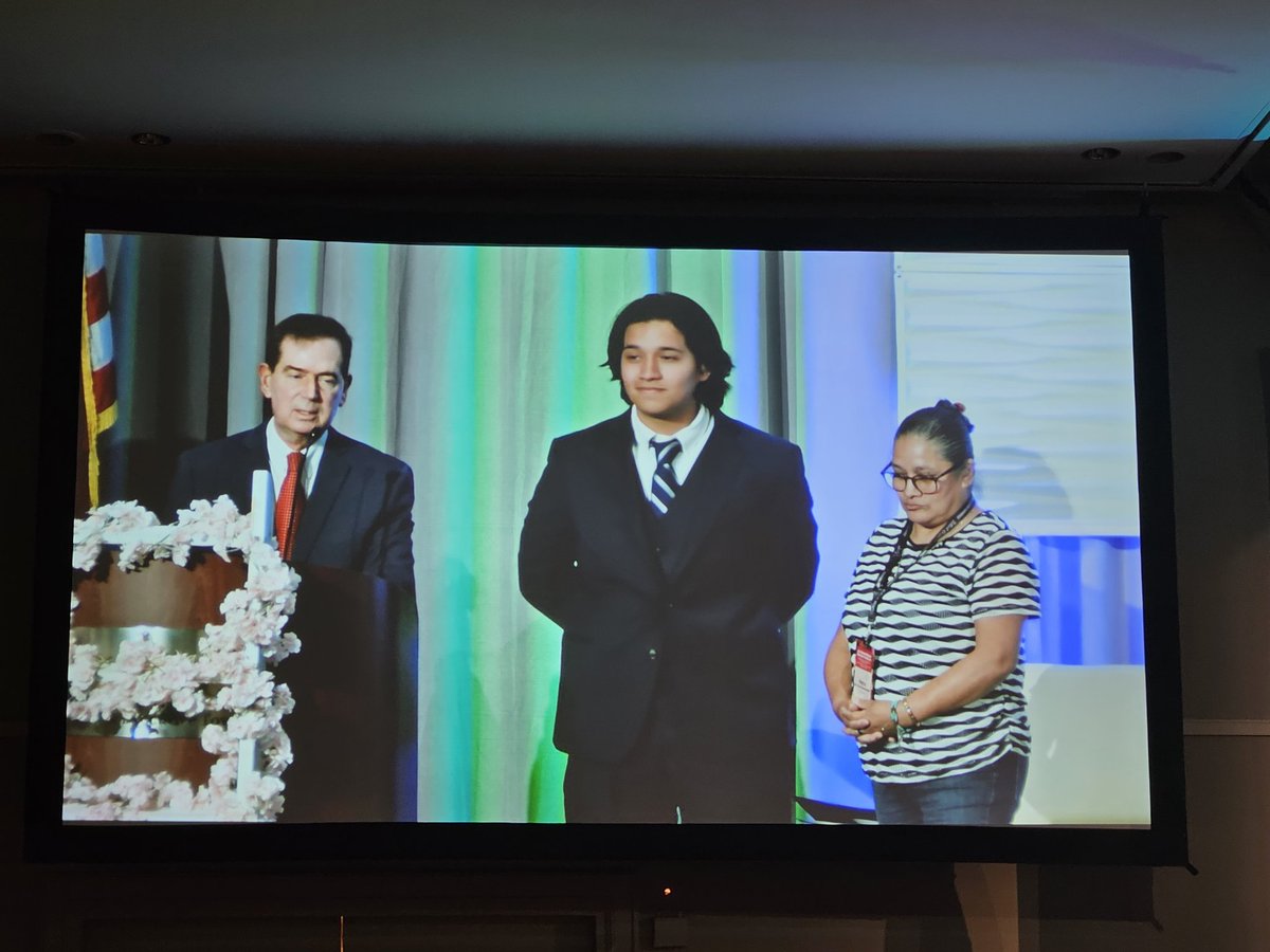 MarlenGlz53's tweet image. The National Conference (NASDME) grants scholarships to the children of migratory workers. The recipients were the highest-ranked students, one of whom was the valedictorian. #migranted  @R13Multilingual