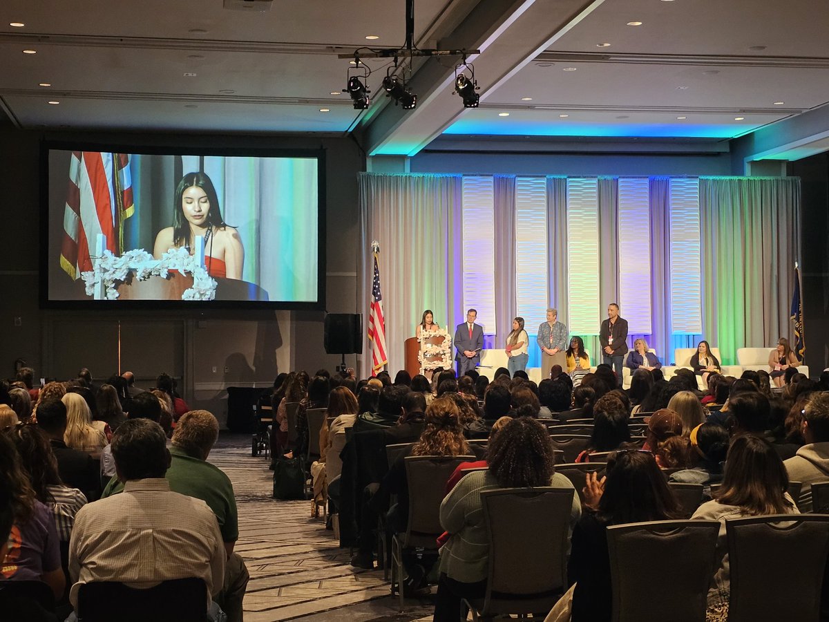 MarlenGlz53's tweet image. The National Conference (NASDME) grants scholarships to the children of migratory workers. The recipients were the highest-ranked students, one of whom was the valedictorian. #migranted  @R13Multilingual