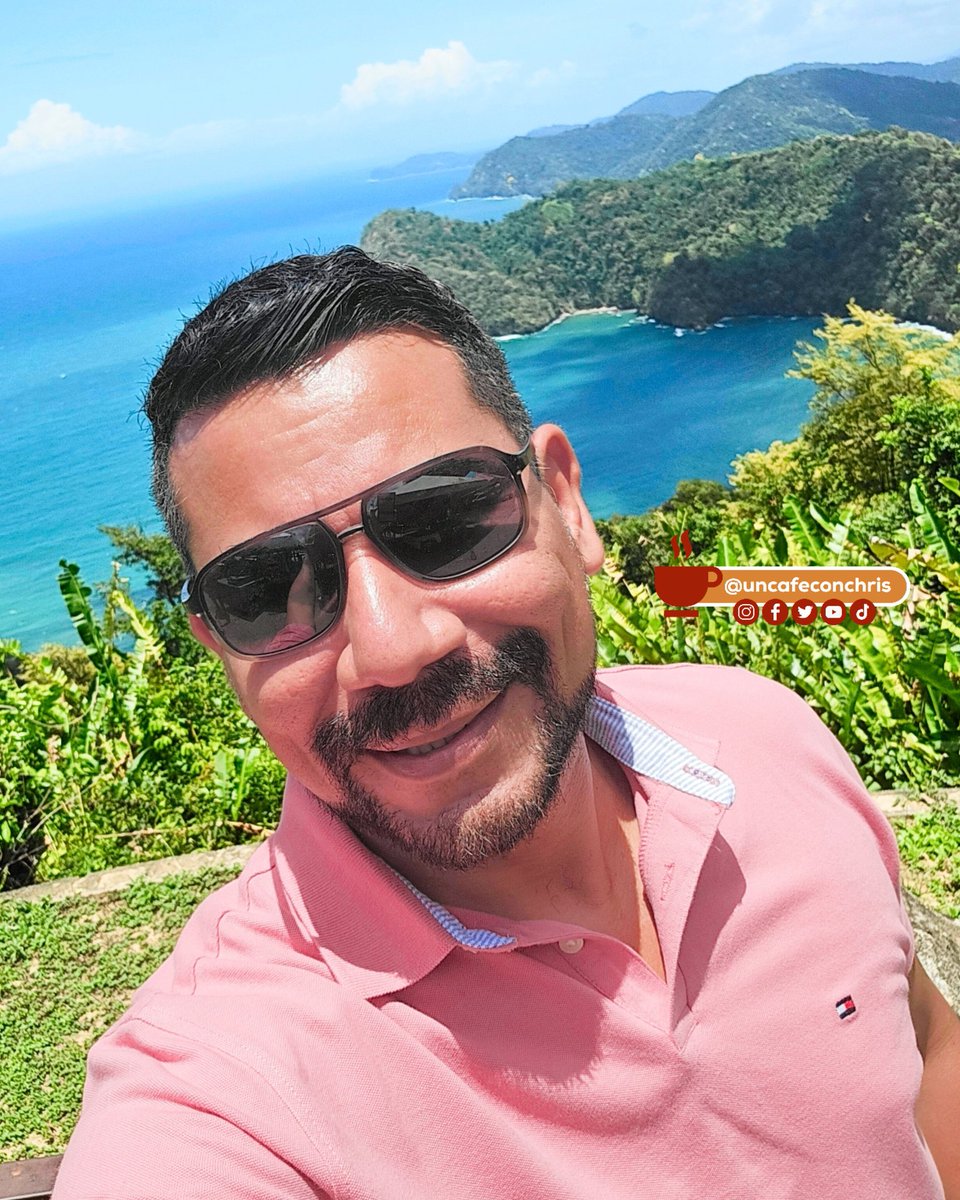 #MaracasLookout es un mirador camino a #Maracas donde se puede ver las playas y bahías que lo rodean.  La carretera termina en la bahía de Maracas, una playa de arenas donde el plato tradicional más famoso es el Bake and Shark. 
#uncafeconchris #trinidadandtobago #maracasbeach