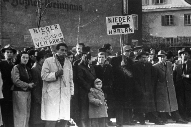 Am 23. April 1949 endet der Hamburger Prozess gegen Veit Harlan, den Regisseur von „Jud Süß“ und anderen NS-Propagandafilmen, mit einem Freispruch. Seine Anhänger tragen den Nazi-Regisseur auf ihren Schultern aus dem Gerichtssaal. Vielerorts gibt es aber auch Proteste.