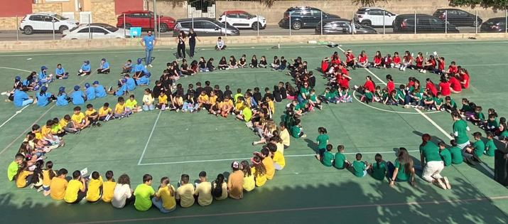 Ayer empezaron los JJ.OO. de El Garbanzal con la ceremonia de inauguración y un discurso preparado por nuestro alumnado de 6º de Primaria.
Después vino el desfile con la Bandera Olímpica, y el encendido del pebetero.
