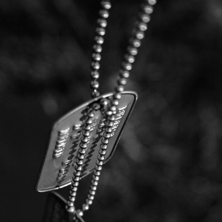 Не подходи, я дёрганый. 

Себастьян Моран, ударение на последний и первый слог соответственно. Чем обязан?