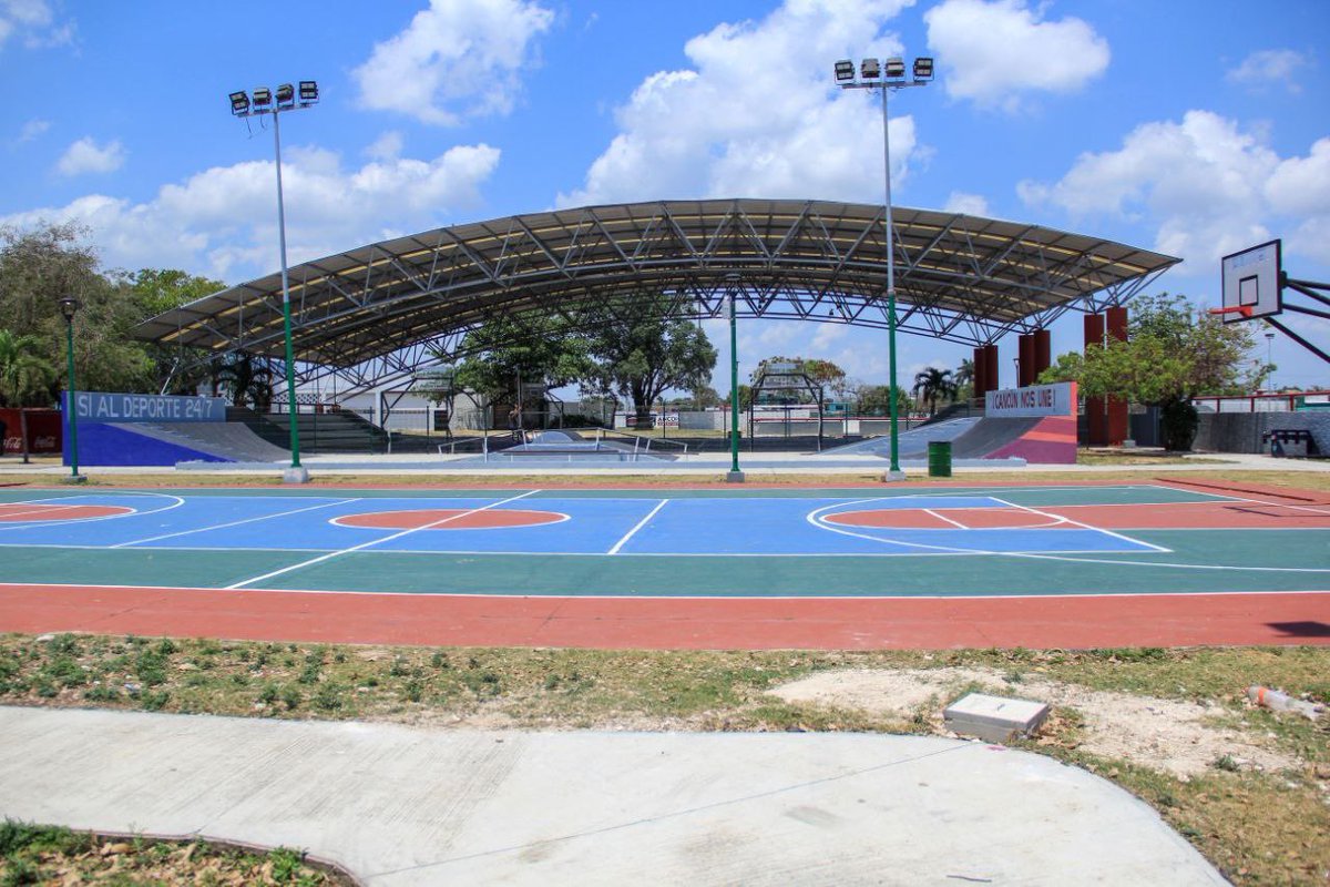 AytoCancun's tweet photo. Autoridades del Ayuntamiento de Benito Juárez realizaron un reconocimiento a la trota - pista aeróbica y la iluminación de la Unidad Deportiva “José María Morelos” ubicada en la #SM71, con el objetivo de fomentar el sano esparcimiento a través del deporte.🏃♂️🏃♀️ https://t.co/SPCHuiibyO