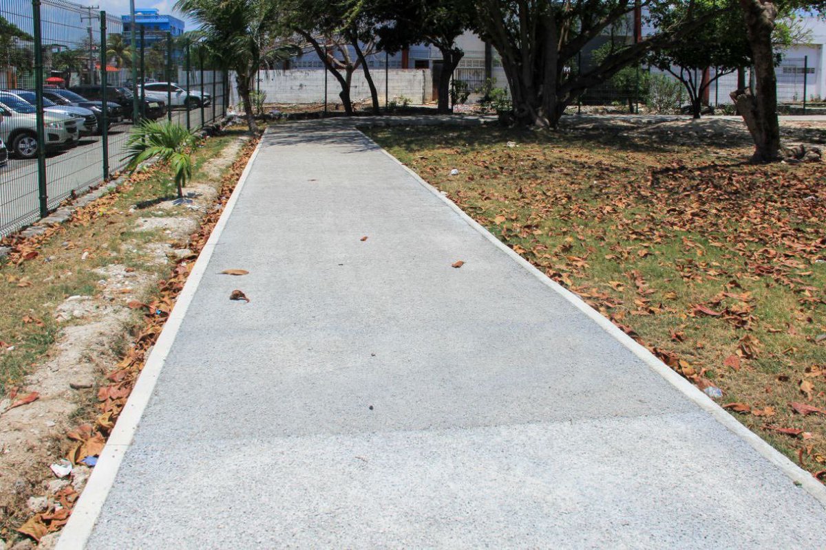 AytoCancun's tweet photo. Autoridades del Ayuntamiento de Benito Juárez realizaron un reconocimiento a la trota - pista aeróbica y la iluminación de la Unidad Deportiva “José María Morelos” ubicada en la #SM71, con el objetivo de fomentar el sano esparcimiento a través del deporte.🏃♂️🏃♀️ https://t.co/SPCHuiibyO