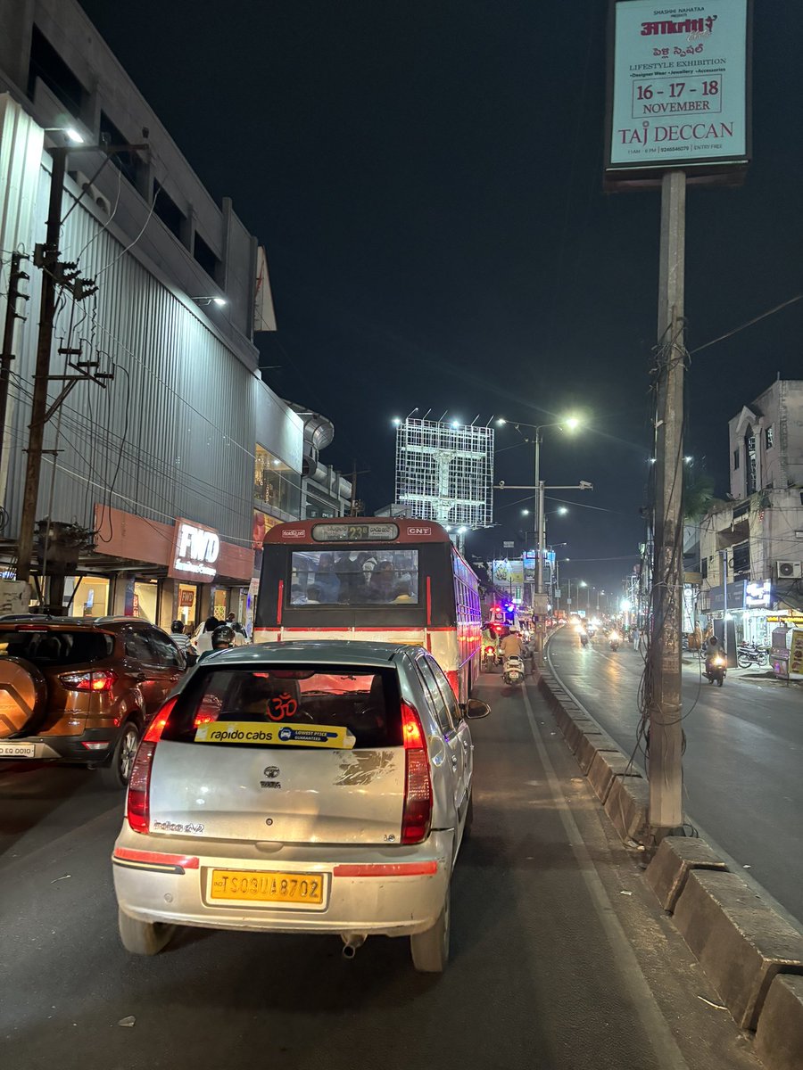 tcsr1975's tweet photo. Here is a how it looks when you are forced to take a U-turn all the way until Hanuman temple around evening time. Please open the Kharkana temple signals and remove the barricades. https://t.co/3VN7tLtmxH