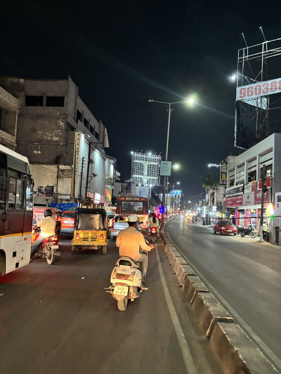 tcsr1975's tweet photo. Here is a how it looks when you are forced to take a U-turn all the way until Hanuman temple around evening time. Please open the Kharkana temple signals and remove the barricades. https://t.co/3VN7tLtmxH