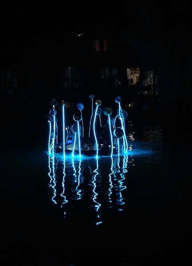 Emilylighting88's tweet photo. Light and water reflection, the beauty of art #ledlinear #ledlighting https://t.co/zlXHyQoZOh