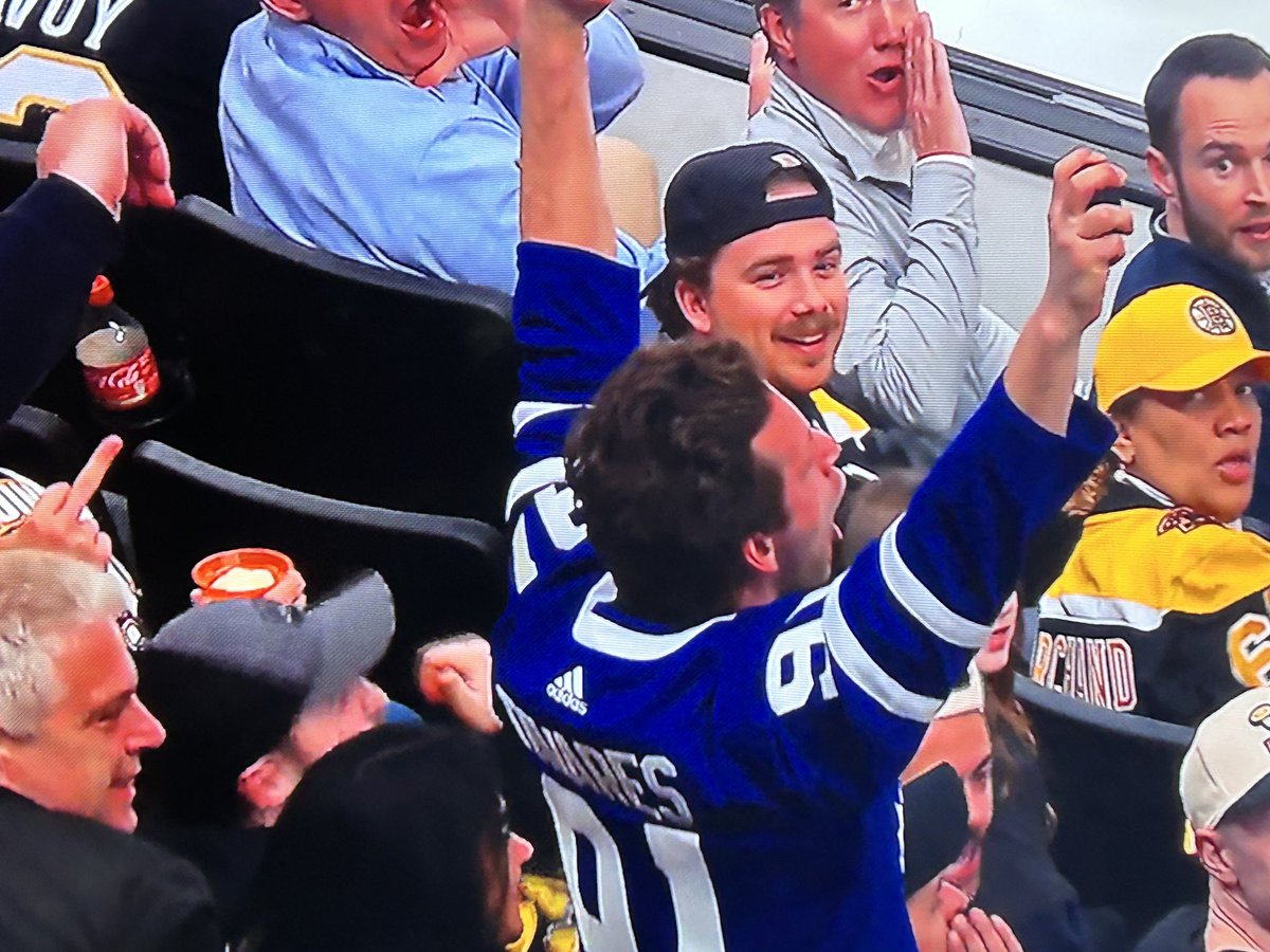 LeafsTattoos's tweet photo. JT JERSEY GUY GETS THE PUCK!! #TORvBOS
#StanleyCup #LeafsForever https://t.co/pEGLd13WPH