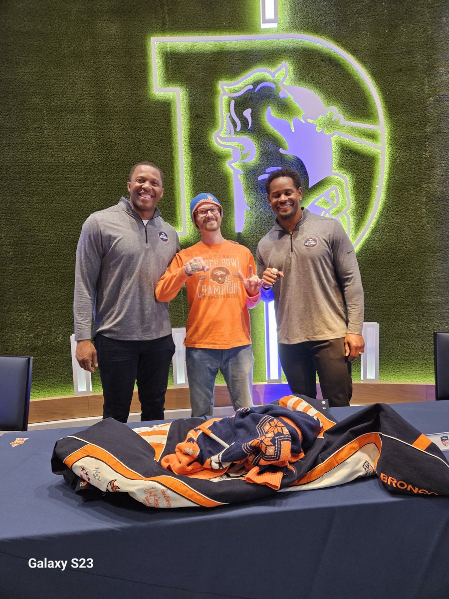 GaryFunkBroncos's tweet photo. If you didn't come to the stadium, and had the chance... you did miss out a bit. Just sayin'.
#BroncosCountry
Got to meet none other than SB 50 champs @BamBamDavis51, and (the last human to catch an NFL pass from Manning) @BennieFowler123.
#FortunateHuman https://t.co/9WJx2nSWP6
