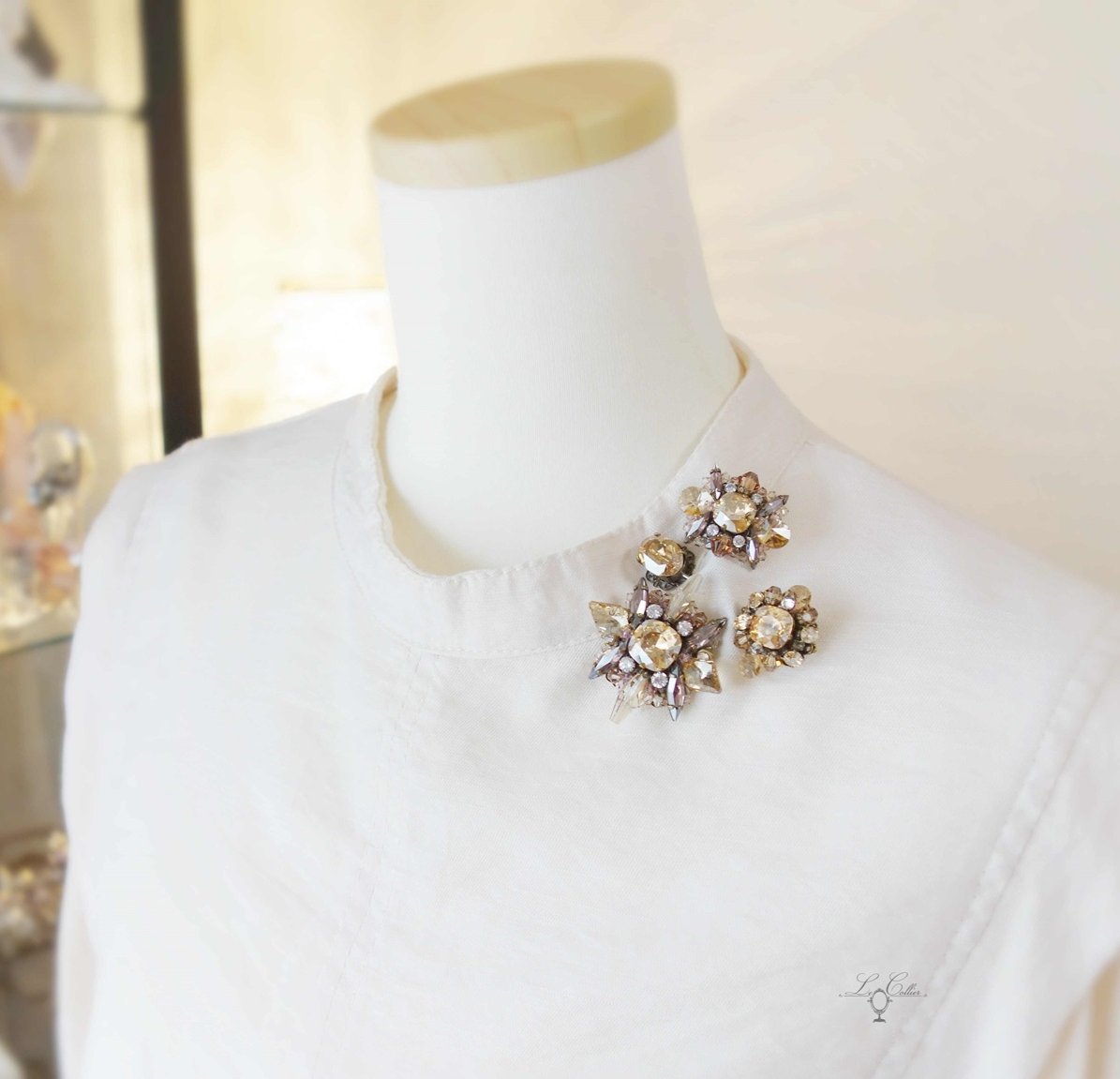 LeCollier_beads's tweet photo. 前回載せたハットピンの着画
別のヘッドを追加して重ねて合わせてみました
.
#LeCollierアクセサリー
#ハットピン #hatpin
#ラペルピン #lapelpin
#ブローチ #brooch https://t.co/ihCl11JZUa