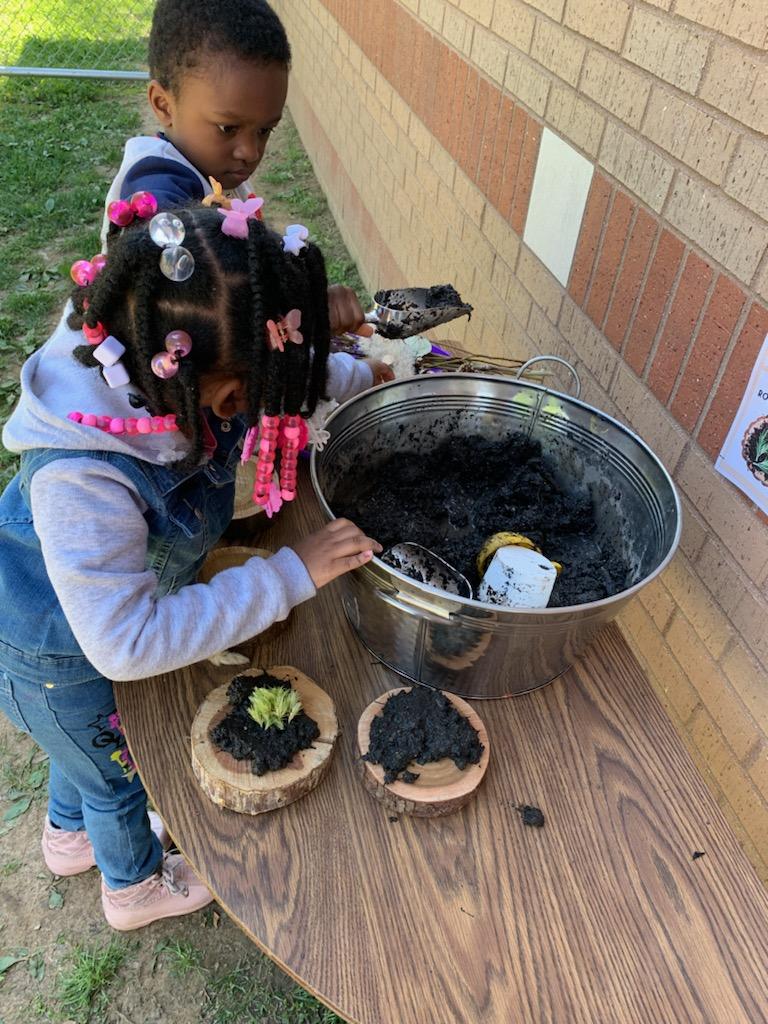 DawsonOrmanECH's tweet photo. Happy Earth Day! Teachers took the classroom outside today.  Students enjoyed exploring sensory stations and using materials found in nature to make mud pies and cookies! @JCPSEARLY @BrumbackHeather https://t.co/eZJz7W5ht7