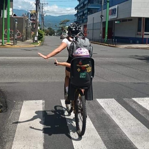 En Costa Rica nos urge más, muchísima más, infraestructura ciclista segura, cohesiva, directa y conectiva.

Ese tipo de infraestructura mejora las condiciones de movilidad de todas las personas, no solo de las que se mueven en bicicleta.